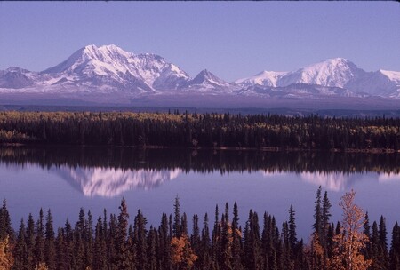 Podle úřadu sopka vychrlila mraky popela do výšky nejméně 10.668 metrů. Popel z vulkánů na jihozápadě Aljašky je hrozbou pro aerolinky létající mezi Severní Amerikou a Asií ve chvíli, kdy oblaka stoupnou nad 6096 metrů, tedy 20.000 stop. / ilustrační foto