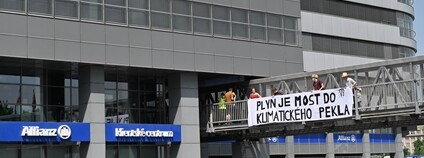 Zastavme špinavé prachy - protest u pojišťovny Allianz Foto: Facebook