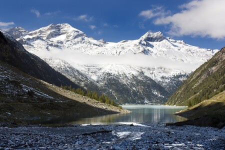 Studie vedená vědci z Curyšské univerzity má přispět k ochraně majetku a životů obyvatel světových velehor, například Alp. Připravený manuál nabízí státním úřadům i soukromým společnostem přehled nejnovějších poznatků a osvědčených postupů pro popis, mapování a modelování potenciálně nebezpečných procesů ve velehorách. / Na ilustračním fotu Alpy
