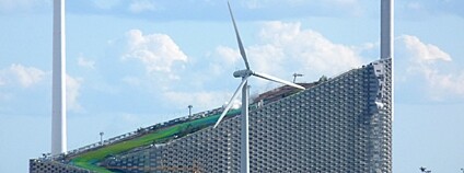 Teplárna Amager Bakke se sjezdovkou na střeše v Kodani Foto: Edward Weston Flickr