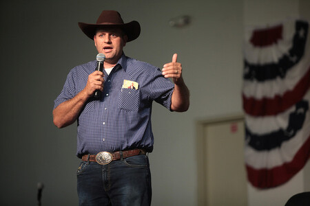 Ke složení zbraní již koncem ledna vyzval šéf skupiny Ammon Bundy (na ilustračním snímku), učinil tak po svém zadržení.