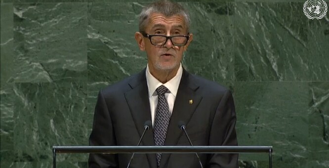 Blahy uvedl, že v roce 2008 z Dezy uniklo 20 tun naftalenu a firma to přiznala až po 11 dnech. "V září jsme na Bečvě pozorovali velmi podobnou situaci," řekl poslanec. Deza patří do skupiny Agrofert, kterou Babiš vložil do svěřenského fondu. Podle Blahy unikají kyanidy z Dezy pravidelně. "Pan poslanec zůstal věrný své pověsti programu 'antibabiš'. Nic jiného neumí," reagoval Babiš.