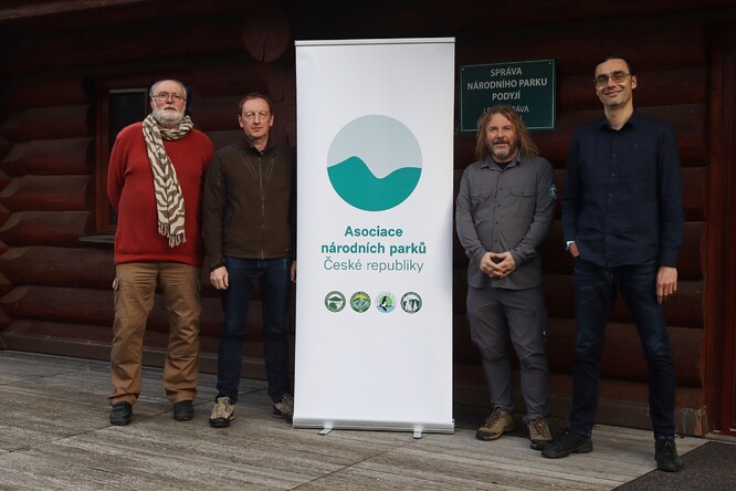 Ustavující memorandum o spolupráci odepsali ředitelé Petr Kříž (NP České Švýcarsko), Robin Böhnisch (KRNAP), Tomáš Rothröckl (NP Podyjí) a Pavel Hubený (NP Šumava).