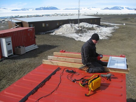 Již třetí den po přistání na stanici (8. 1. 2015) začínají výzkumníci s realizací vědeckého programu, technický tým instaluje nový střídač pro efektivní řízení provozu elektrických zařízení stanice