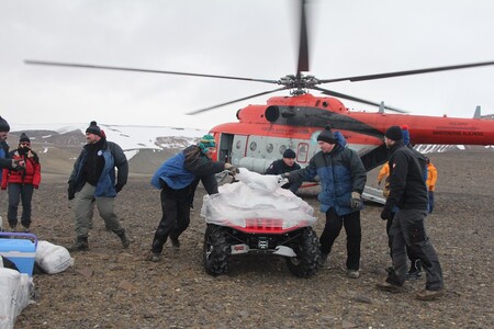 Několik postradatelných drobností z nákladu se sice během posledního přesunu ztratilo (šlo o 15 kg hovězího masa a dřevěné palety určené na provizorní chodníčky po dobu, než povrch kolem stanice s postupem jižního léta zcela vyschne), ale jinak měl transport nečekaně hladký průběh