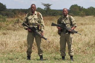 Členové protipytláckého týmu v rezervaci Ol Pejeta