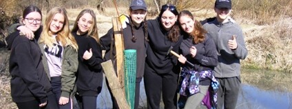 Ochránci přírody a žáci vysadili na jaře v Poodří více než 300 stromů Foto: Arnika.org