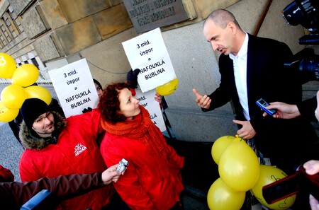 Arnika předává  ministru Martinu Kubovi pohlednice od občanů, kteří si nepřejí omezení registru znečištění