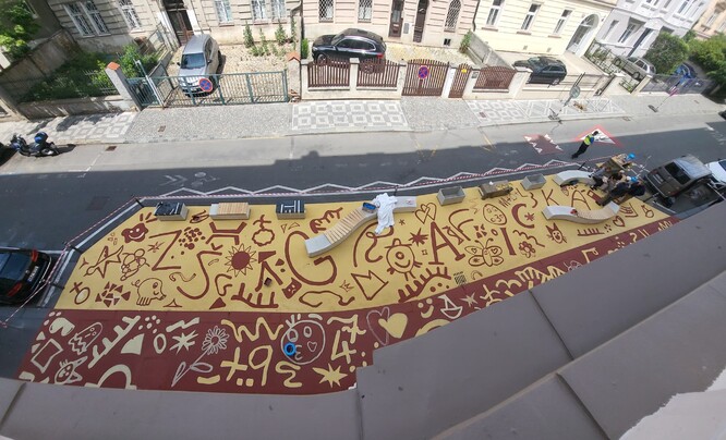 Asfalt art před ZŠ Grafická.