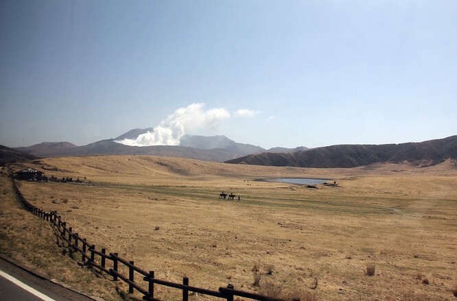 Hora Aso s 1592 metry nad mořem patří k největším aktivním sopkám v Japonsku, které je jedním ze seizmicky nejaktivnějších míst planety.