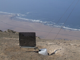 V poušti Atacama funguje nyní čtyřicítka gigantických sítí. Jejich rozměry jsou různé, většinou jsou čtyři metry vysoké a osm metrů široké