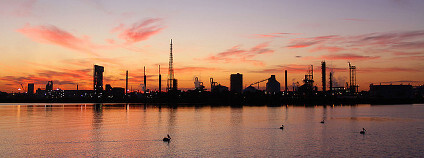 Západ slunce v industriální krajině. Foto: marj k/Flickr.com