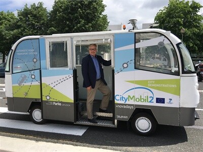 Vůz má na sobě stovky čidel, která sledují jeho okolí a kterými je pak řízen, a to prostřednictvím GPS. Vůz tak jede podle předem naplánované trasy. Na samotnou jízdu přesto dohlíží dispečer, který v případě potřeby vůz zastaví