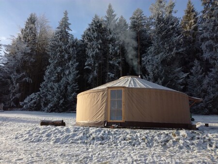 Veškeré zázemí ztratila během chvíle Lesní školka v Třísově na Českokrumlovsku. Silný vítr během pondělí polámal okolní stromy, které zničily jurtu, venkovní učebnu se solárními panely i hygienické prostory. / Ilustrační foto