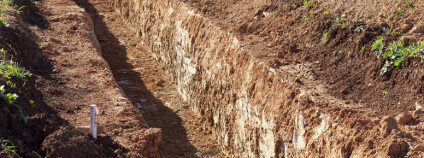 "Rovnost před zákonem a vymahatelnost práva patří nejen k pilířům demokracie, ale jsou i základem důvěry lidí ve státní orgány. V tomto případě však veřejnost mohla nabýt dojmu, že se buď toleruje stavět cokoli a kdekoli i bez povolení, nebo se respektování zákona nevyžaduje od všech stejně," uvedl Křeček. Ilustrační obrázek