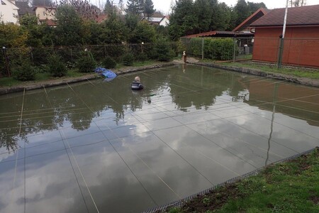 Senior chtěl v rybníčku instalovat vodníka. Senior chtěl v rybníčku instalovat vodníka.