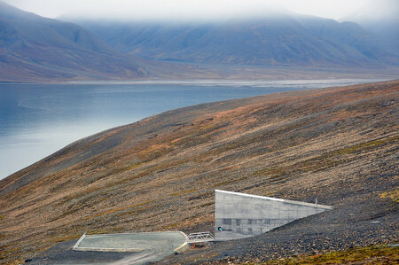 Největší světovou databanku semen zkoumají norští umělci Jorn Knutsen a Einar Sneve Martinussen. Na snímku vchod do banky semen.