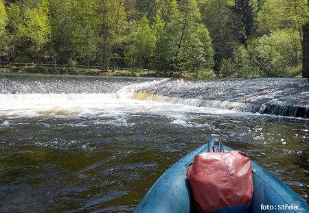 Lesy ČR zahájí 21. května záchranné práce na Barevné skále v Českém Krumlově, kde hrozí, že se odlomí tisícitunový blok. Propust jezu pod skálou bude nejpozději od 28. května, kdy začne samotné odlamování skály, pro vodáky neprůjezdná. / Na obrázku propust u Barevné skály v Českém Krumlově, splutí bude možné jen od zlomu k levému břehu (vztaženo ke směru proudu).