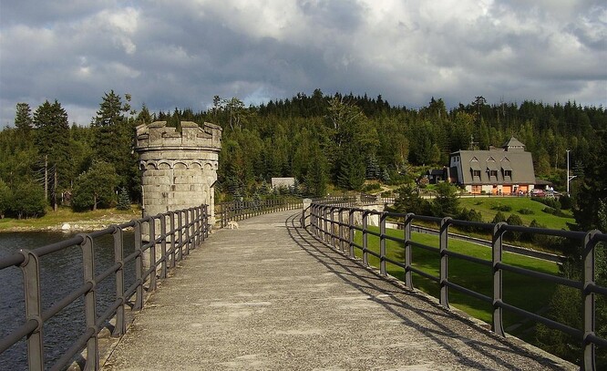 Bedřichovská přehrada a její okolí je oblíbeným cílem turistů.