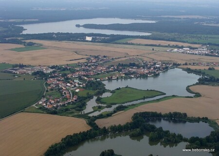 Rybářství Třeboň aktuálně kvůli suchu chybí v rybnících 40 procent vody. / Na snímku Třeboňské rybníky