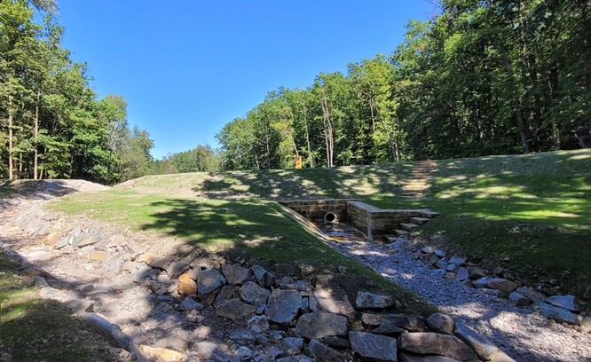 Bezpečnostní přeliv a spodní výpusť.