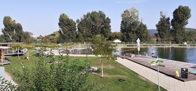 Pohled na přírodní koupaliště Biotop Radotín v první podzimní den roku 2020. 
