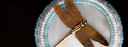 Ruský šperk z jablonecké bižuterie. Část výtěžku z jeho prodeje putuje do Fondu na obnovu ruských lesů. Foto: Jan Stejskal / Ekolist.cz