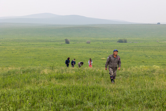 Na průzkumu. V popředí Ganbátar.