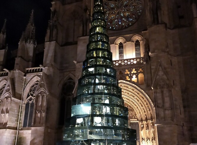 Skleněná socha vánočního stromu v Bordeaux.