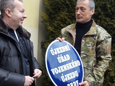 Ministr obrany Martin Stropnický dnes symbolicky předal bývalý vojenský újezd Brdy do správy ministra životního prostředí Richarda Brabce.