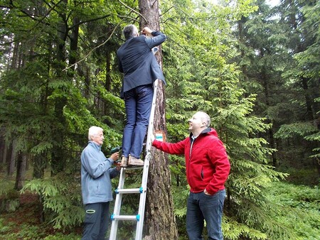 Pod  dozorem předsedy Klubu českých turistů Karla Markvarta umístili ministři Stropnický a Brabec první rozcestník.