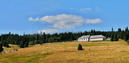 Česká inspekce životního prostředí provedla kontrolu na Březníku na začátku léta letošního roku a zjistila, že jímka na odpadní vody byla provozována v rozporu s povolením příslušného úřadu. Toto pochybení vzniklo v období 2012 a 2013, kdy byla restaurace na Březníku otevřena přes zimu a kdy nebylo možné vyvážet odpadní vody podle stanovených podmínek.