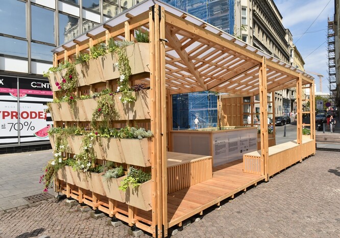 Buňka nabízející stín a hospodařící s dešťovou vodou