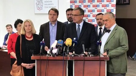 Spojení konzervativní strany a liberální strany není podle Kalouska nijak překvapivé. Ochrana přírody je podle něho bytostně konzervativní téma.