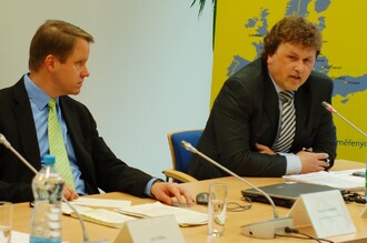 "Vsadil bych se s vámi, že dohodnutou cenu překročíte, ale sázku nemůžeme realizovat, protože žádné nové bloky v Temelíně nevzniknou," říká Martin Bursík (vlevo) Petru Závodskému, řediteli útvaru pro výstavbu jaderných elektráren ČEZ