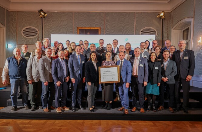 Za přítomnosti bavorského ministra životního prostředí Thorstena Glaubera (vpravo od certifikátu) a bavorské ministryně zemědělství Michaely Kaniber (vlevo od certifikátu) jako i dalších čestných hostů obdržel Národní park Bavorský les, zastoupený ředitelkou Ursulou Schuster významný certifikát IUCN.