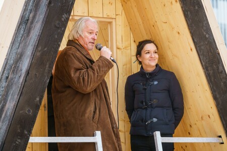 Na prostranství před budovou fakulty týmy studentů samy stavěly boudy podle vlastních návrhů od poloviny prosince.