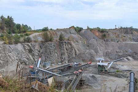 Nákladní automobily mají jezdit po silnici mezi obcemi Vrbatův Kostelec a Prosetín, místní část Cejřov. Z Prosetína asi polovina vozidel pojede na Skuteč a polovina na Břeveš. Denně by vozidla měla odvézt maximálně 3000 tun kamene, což čítá 94 nákladních aut, která pojedou do lomu a z lomu.