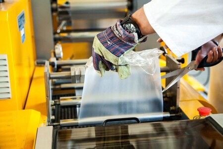 Slovenští vědci našli nový druh biologicky rozložitelných plastů, na jejichž výrobu slouží použitý fritovací olej. Tento bioplast se nerozkládá jen v podmínkách průmyslového kompostu, tedy při teplotě 50 a více stupňů (Celsia), ale i v podmínkách domácího kompostu při teplotě 20 až 30 stupňů. / Ilustrační foto