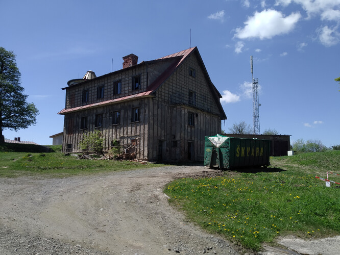 Kromě Kurzovy a vojenské věže zůstane stát na Čerchově pouze jedna budova. Bude přebudována Městem Domažlice na zázemí pro turisty.
