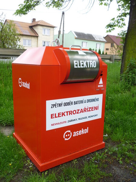 Do kontejnerů patří domácí elektrospotřebiče, jako jsou varné konvice, fény, žehličky, mixéry, klávesnice či mobily. Pokud se objeví na skládce, uvolňují se z nich do půdy nebezpečné látky. Při recyklaci lze využít k dalšímu zpracování například některé kovy. / ilustrační foto