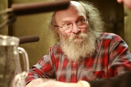 Čestmír Klos ve studiu Českého rozhlasu 6