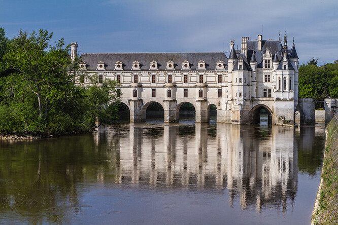 Zámek Chenonceau, jehož základy jsou omývány řekou Cher - významným přítokem Loiry - čelí výrazným dopadům klimatické změny, zejména kolísání vodní hladiny.