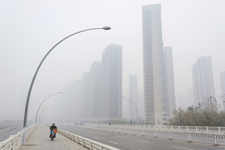 Jak uvedla agentura AFP, bouře snížila viditelnost na vzdálenost jednoho kilometru. Podle internetových stránek pekingského letiště bylo kvůli špatné viditelnosti zrušeno nejméně 48 letů, z toho šest mezinárodních, které měly směřovat do jiných asijských zemí a do Ruska. / ilustrační foto