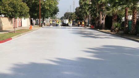 Nátěr CoolSeal není jen tak obyčejná světlá barva. Jedná se o speciální krycí nátěr, který dosud využívaly jen americké letecké základny. Teď bude sloužit městu, aby se tolik neohřívalo.