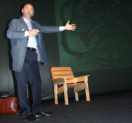 Jedním z míst, které v Praze Dykese zaujala, byla Letenská pláň. „Nemá smysl na ní stavět věci typu fotbalový stadion. To jsou stavby, které lidi spolehlivě z místa vyženou,“ říká Craig Dykers.