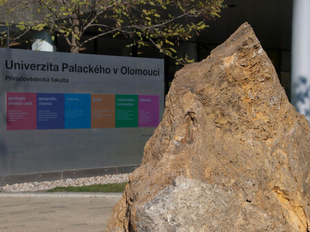 Horniny jsou rozčleněny do čtyř sekcí - na horniny vyvřelé, přeměněné, usazené i geologické zajímavosti