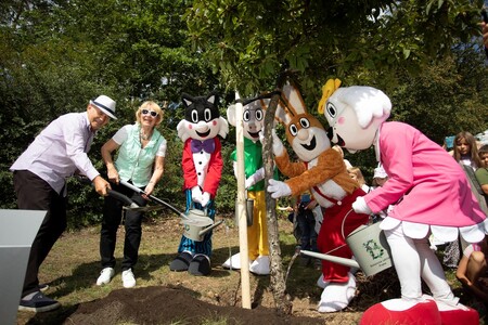 Padesáté výročí svého vzniku tento týden oslavil komiks Čtyřlístek v botanické zahradě v pražské Troji vysazením stromu.