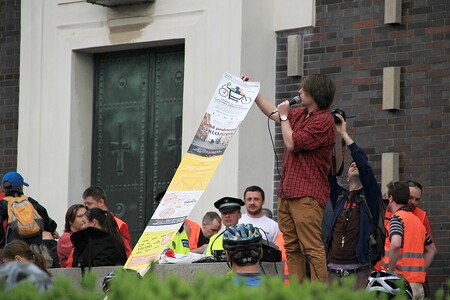 Moderátor Vašek ukazuje plakáty předchozích Velký jarních cyklojízd. Za malou chvíli se vyráží.