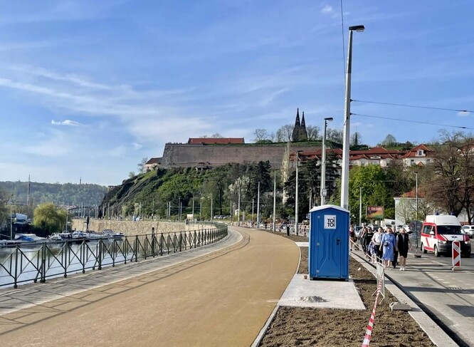 Nově budou mezi sebou chodci a pěší kličkovat. Naprosto proti dopravním trendům.
